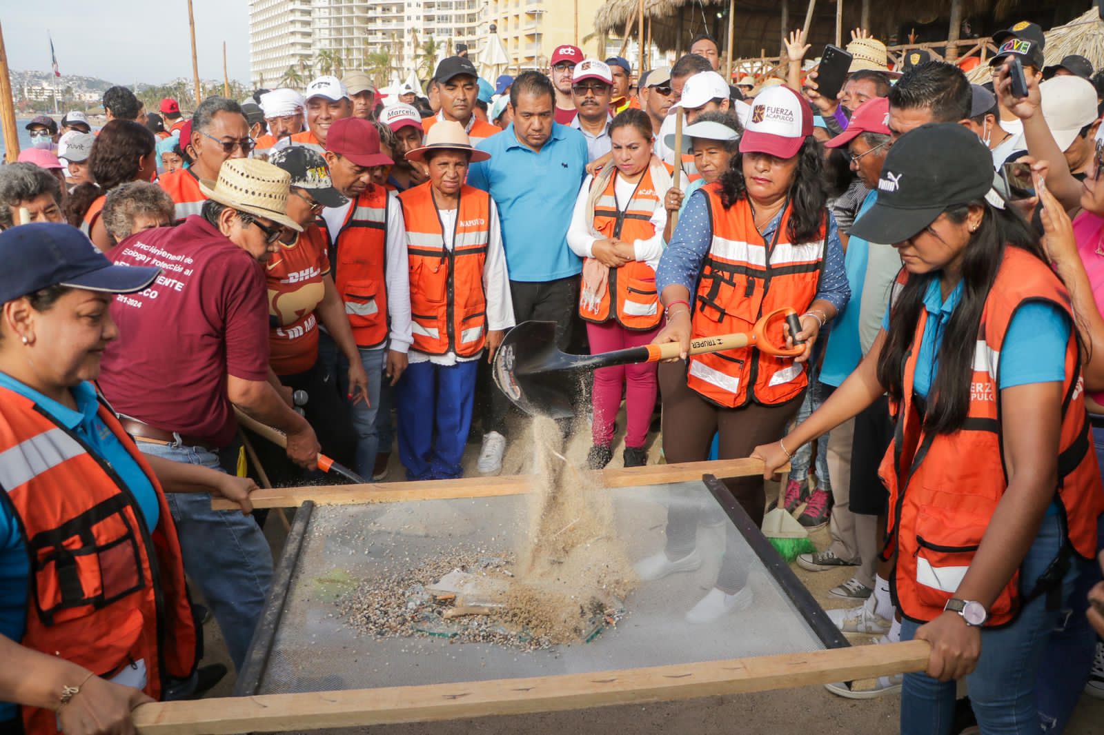 Encabeza Abelina López Rodríguez jornada masiva de limpieza en playas de Acapulco