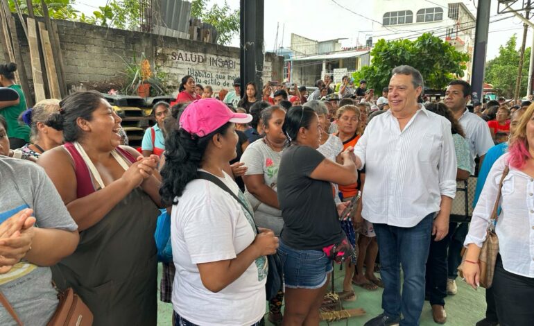 No vengo a competir con nadie, ni a criticar; vengo a sumarme, señala Ángel Aguirre al entregar apoyos a damnificados