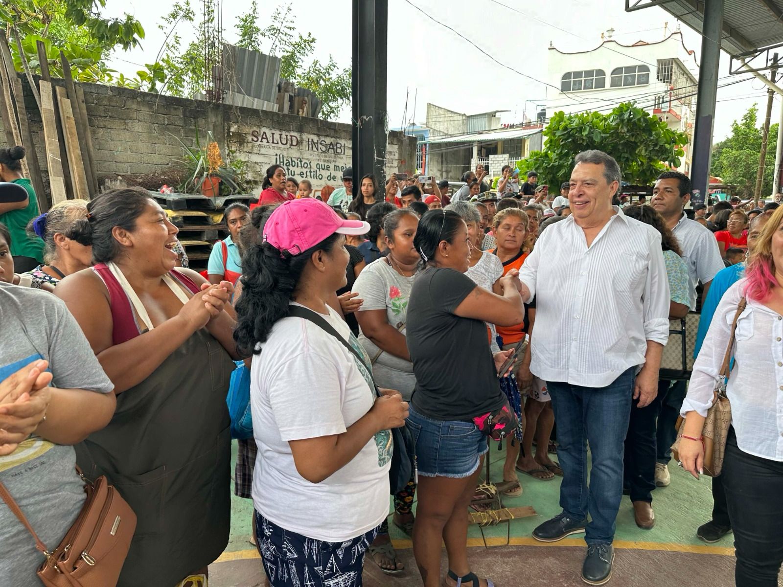 No vengo a competir con nadie, ni a criticar; vengo a sumarme, señala Ángel Aguirre al entregar apoyos a damnificados