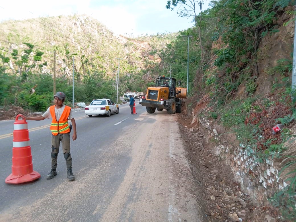 Refuerza Cicaeg trabajos en la avenida Escénica de Acapulco