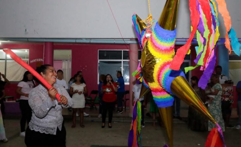Celebra Abelina López Rodríguez la Nochebuena con niños y niñas de Villas del DIF