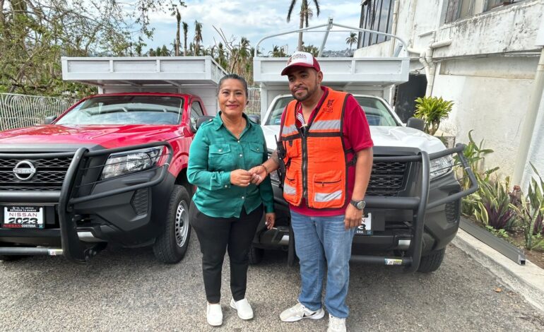Entrega Abelina López Rodríguez camionetas a Coordinación General de Servicios Públicos Municipales