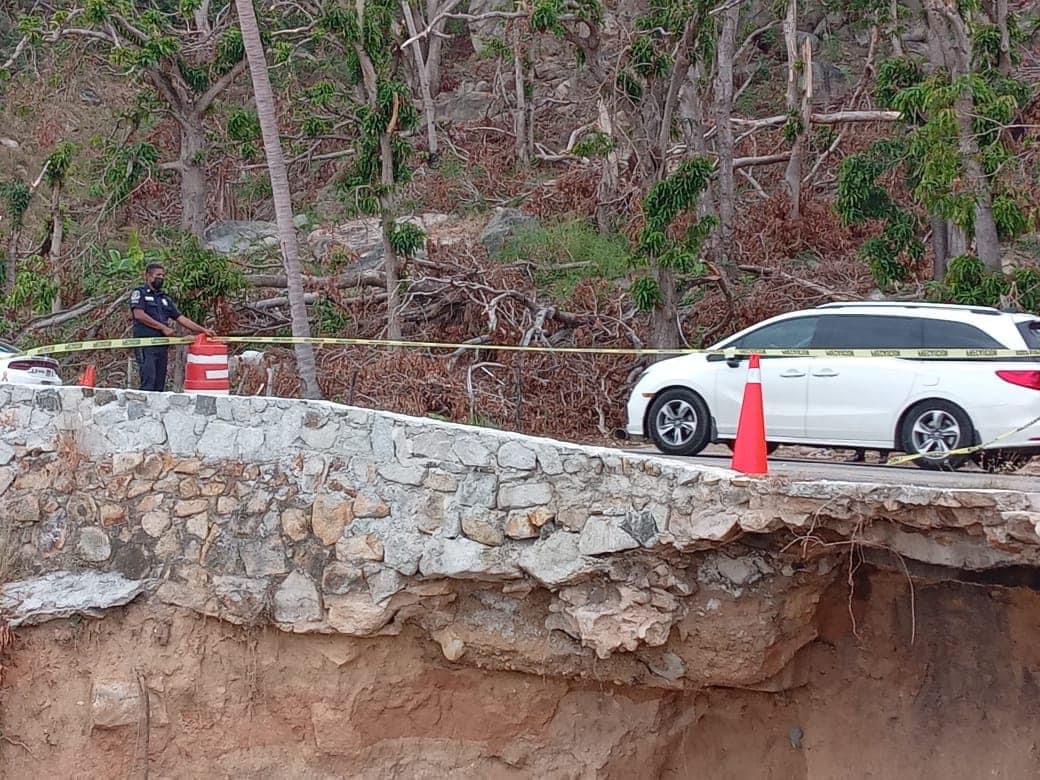 Acordona Gobierno de Abelina López Rodríguez socavones en avenida Escénica