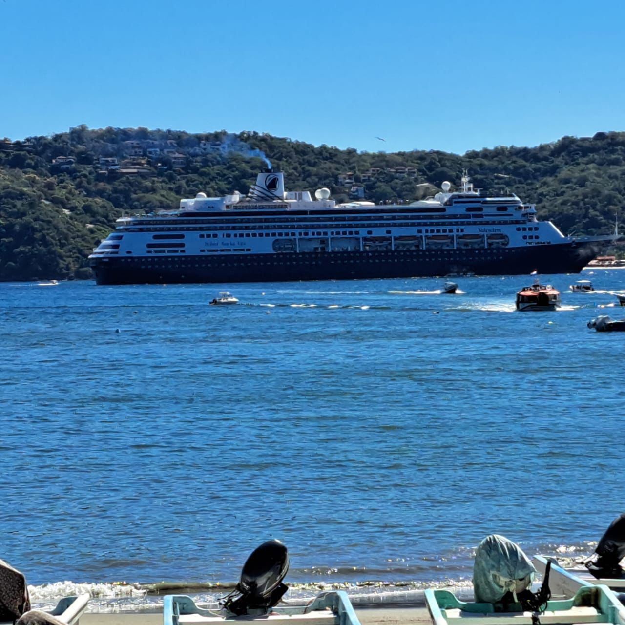 Llega el crucero Volendam con más de 2 mil pasajeros a playas de Zihuatanejo
