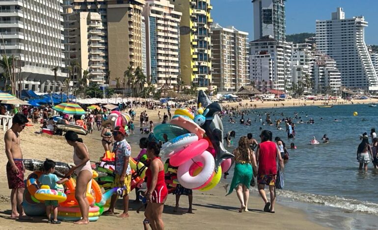 Continúan reconociendo turistas y comerciantes trabajo de Abelina López Rodríguez por reconstrucción de Acapulco