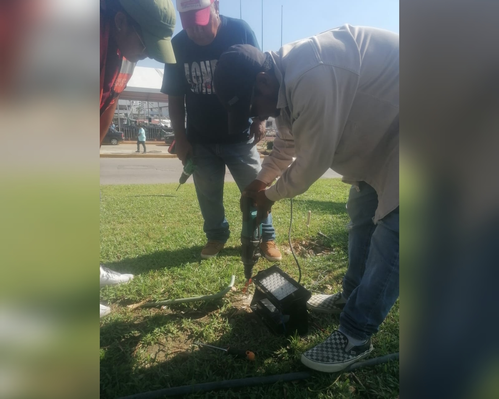 Reinstala Gobierno de Abelina López Rodríguez luminarias en camellones de la Costera de Acapulco