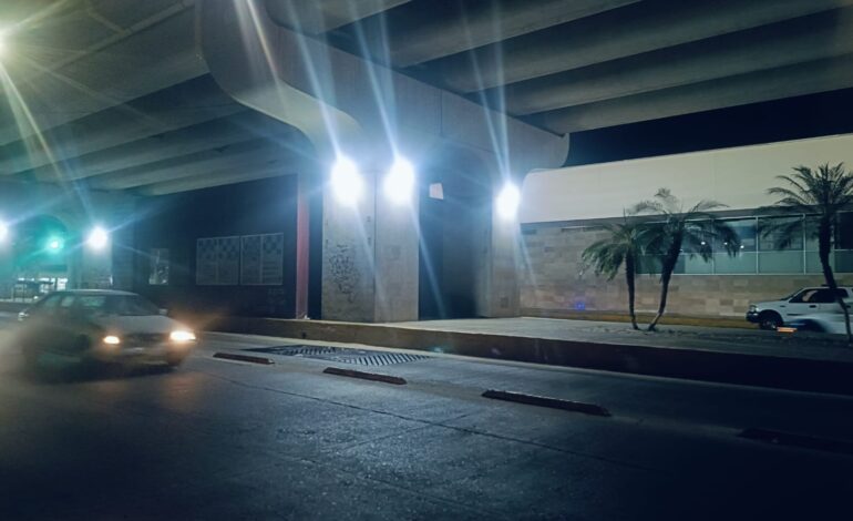 Continúa Gobierno de Acapulco con la colocación de Alumbrado Público