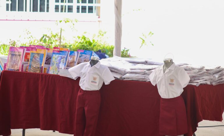 Entrega Evelyn Salgado uniformes, kits de limpieza y libros de texto gratuitos en escuelas afectadas por el Huracán Otis
