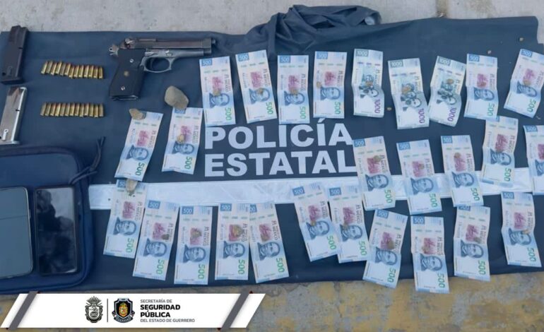 Con la posesión de 15 mil pesos en billetes de mil y 500 pesos, así como un arma corta, detienen a un joven en Acapulco