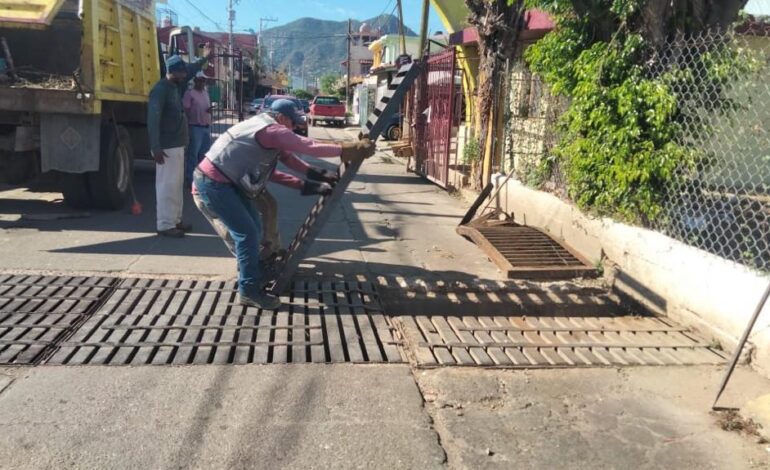 Repara el Gobierno de Acapulco rejillas afectadas por huracán Otis en zona Centro, Diamante y Costera