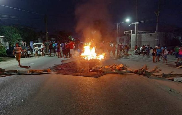 Protestan vecinos de El Cayaco; acusan a Policías de asesinato