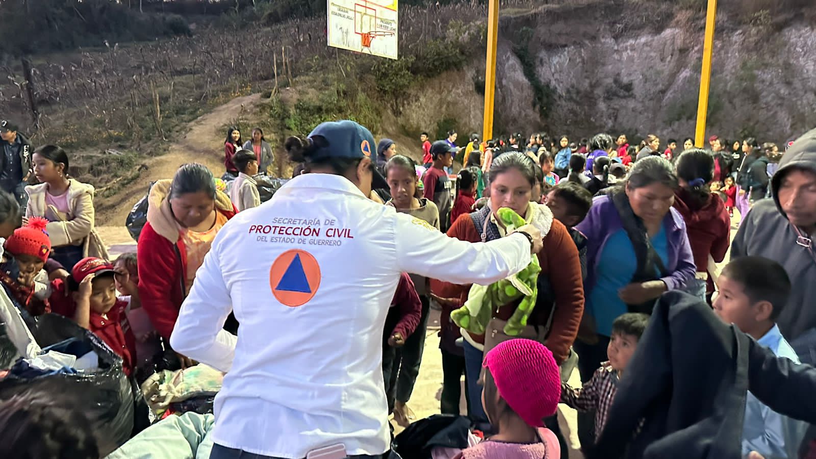 Entrega el gobierno de Guerrero apoyos a familias afectadas por la temporada invernal en la región de la Montaña alta