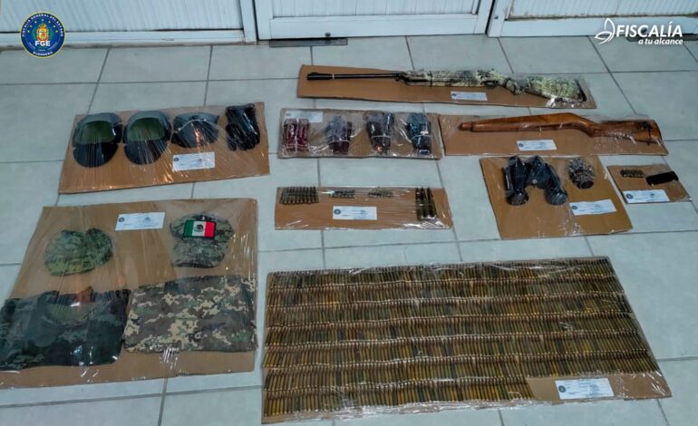 Fiscalía de Guerrero catea vivienda, decomisa vehículo, arma larga, decenas de cartuchos útiles de diversas armas de fuego y equipo táctico