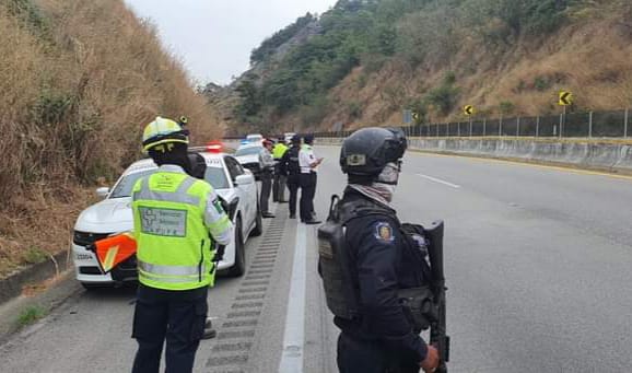 Dejan cuatro cadáveres en la Autopista del Sol, cerca de la caseta de cobro del poblado Palo Blanco