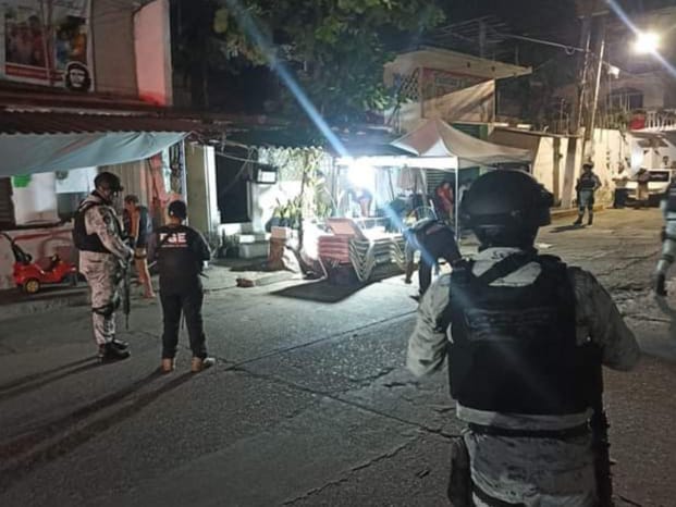 Balean a joven y a una mujer en Acapulco; ella muere pero familiares se la llevan y evitan diligencias del Ministerio Público