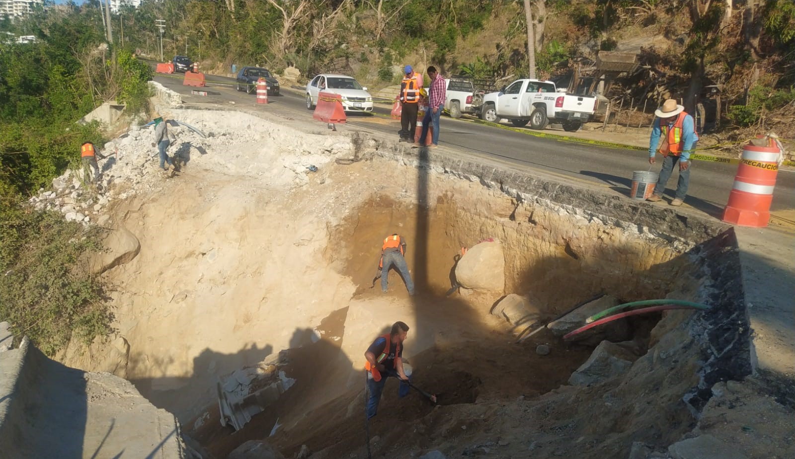Continúan obras en la avenida Escénica de Acapulco, recomiendan a los automovilistas transitar con precaución