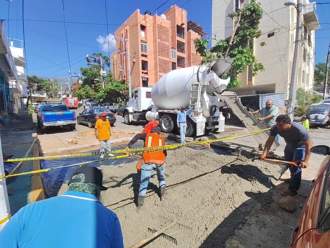 Continúa Gobierno de Acapulco con programa emergente de bacheo