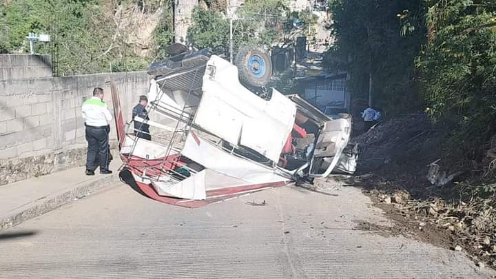 Vuelca camioneta pasajera en barranca de la colonia La Laja, Acapulco