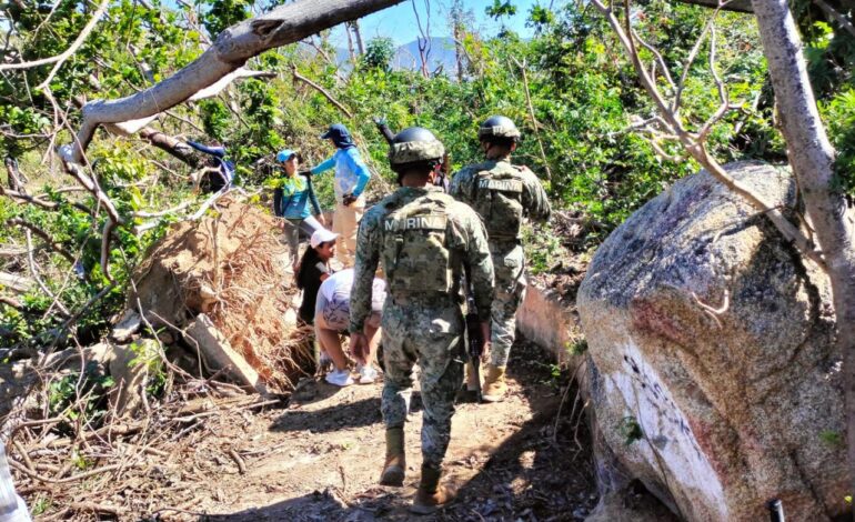 Marina junto con autoridades municipales apoya en limpieza de la Isla Roqueta, en Acapulco, Guerrero