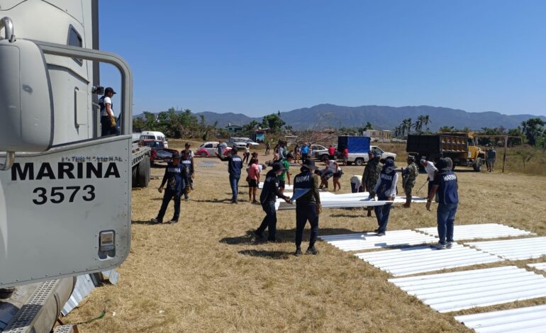 Marina en coadyuvancia con la CNPC entrega más de 24 mil láminas galvanizadas a familias damnificadas, en Guerrero, tras el paso del huracán Otis
