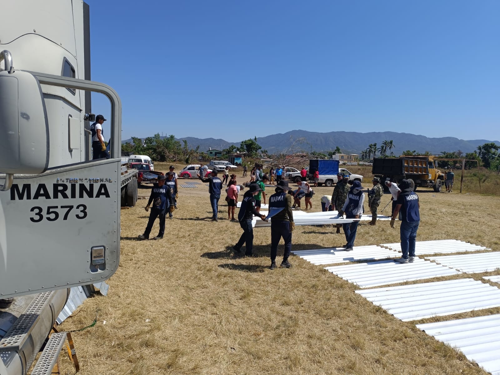 Marina en coadyuvancia con la CNPC entrega más de 24 mil láminas galvanizadas a familias damnificadas, en Guerrero, tras el paso del huracán Otis