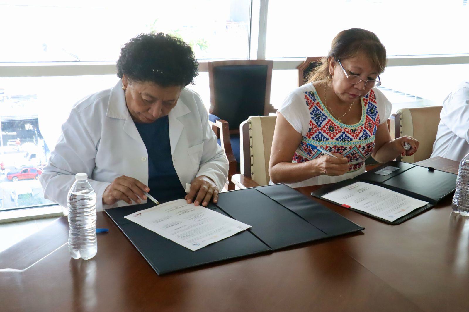 Busca atender y resolver oportunamente las inconformidades, urgencias y gestiones inmediatas ante sistemas de salud