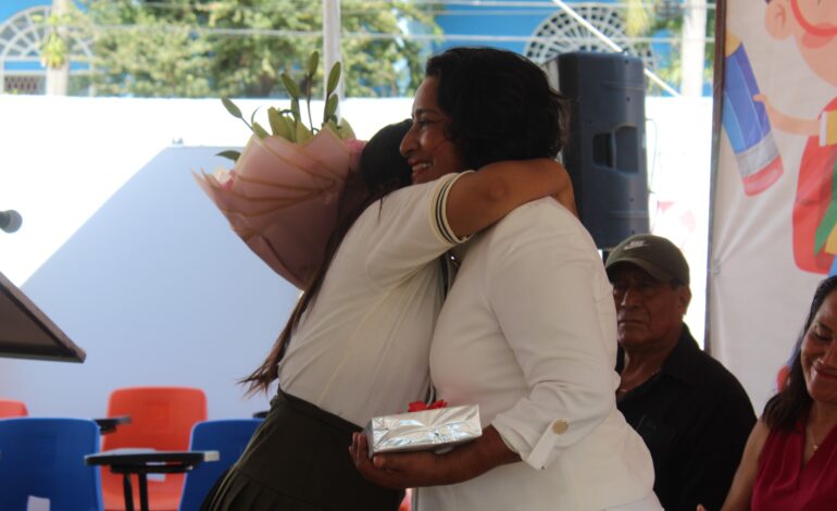 Entrega Gobierno de Acapulco butacas y pizarrones a instituciones educativas