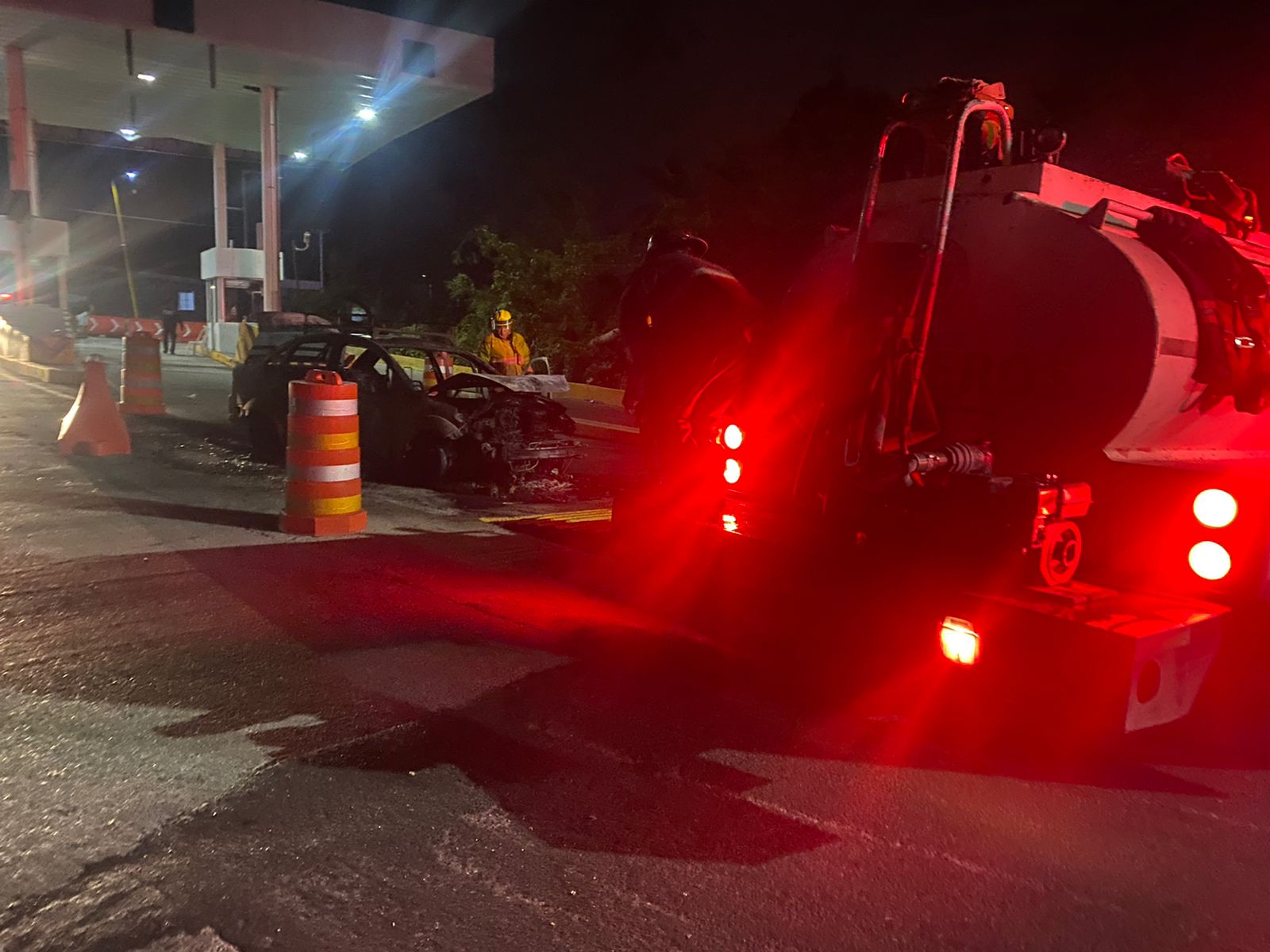Incendian taxi del transporte público en Acapulco