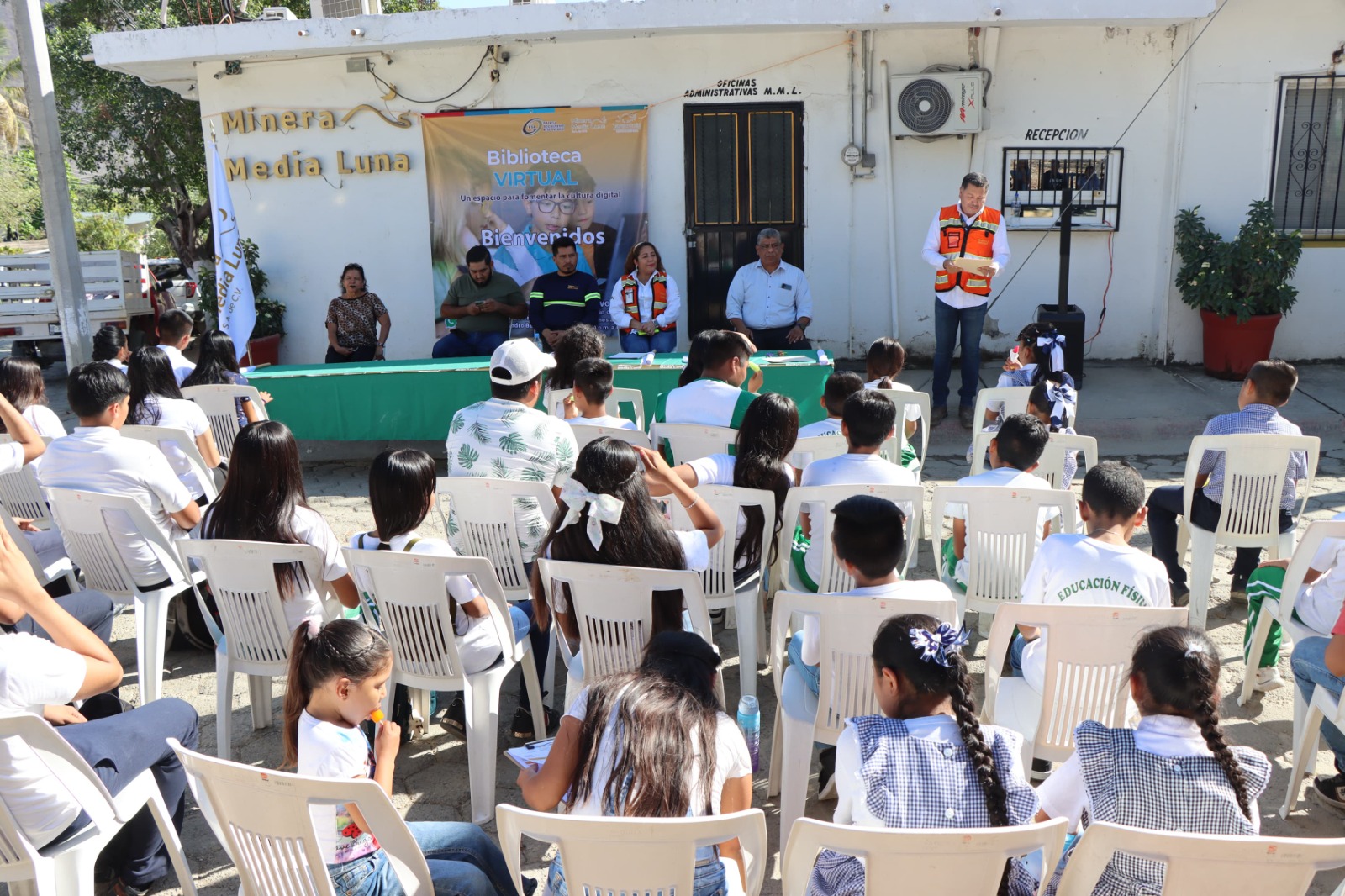 Inaugura Minera Media Luna bibliotecas virtuales en cuatro comunidades de Cocula