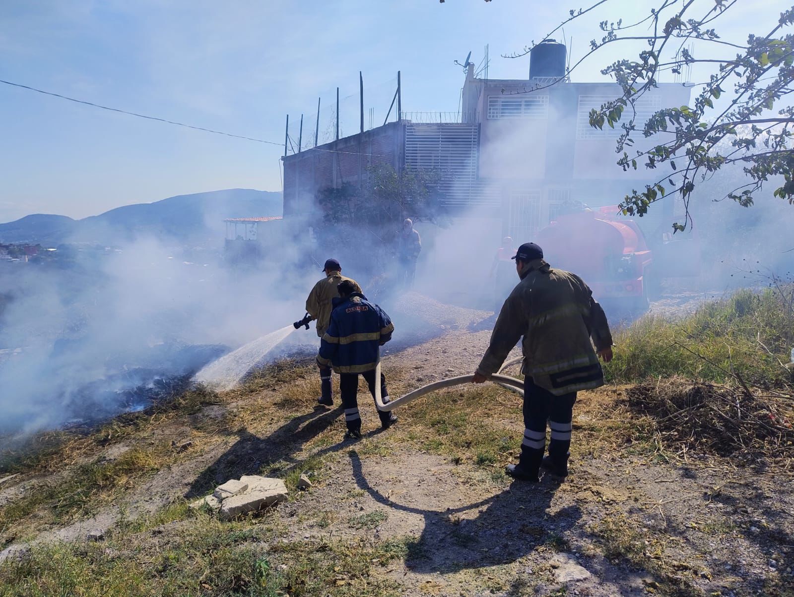 Gobierno de Guerrero trabaja para sofocar incendio forestal en Acapulco