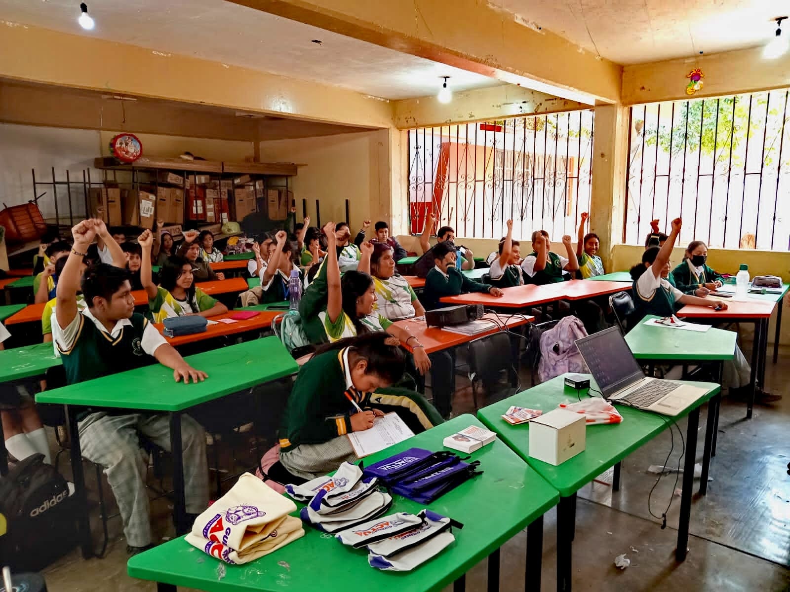 La SEMUJER realizó talleres para los jóvenes sobre prevención de la violencia, en Tlapa