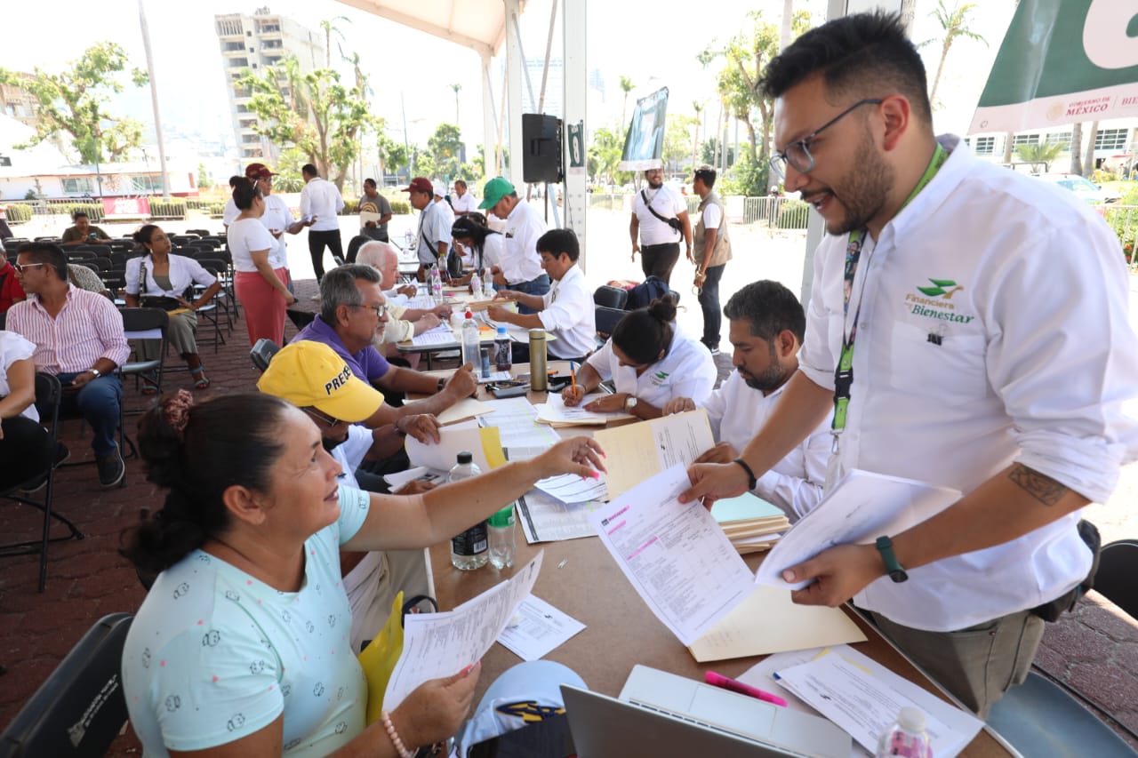 Continúa la entrega de apoyo «Crédito a la Palabra» a hoteleros, restauranteros y micronegocios víctimas de Otis en Acapulco y Coyuca de Benítez