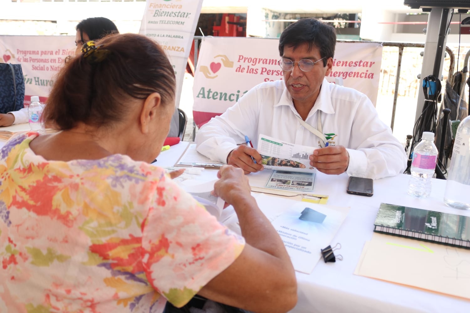gobierno de mexico entrega creditos a la palabra (2)
