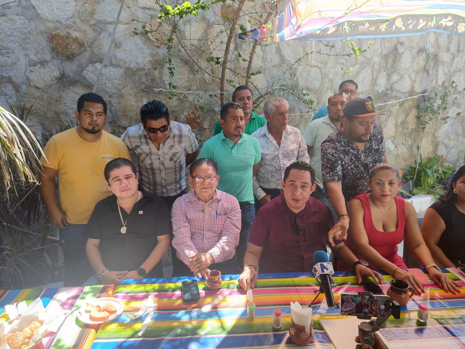 Pese a oposición de AMLO a halagos, Ilich Lozano pide al Cabildo de Acapulco otorgarle las llaves de la ciudad, una calle con su nombre y un monumento
