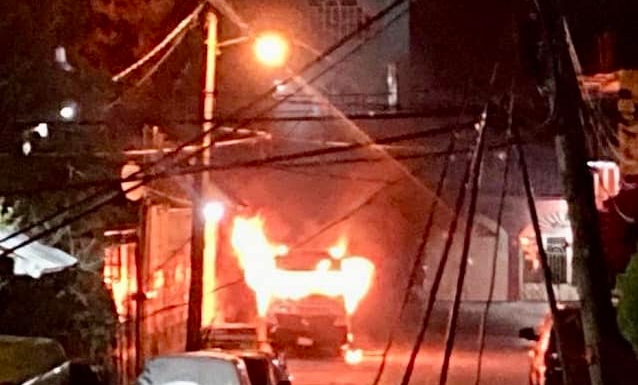 Presuntos delincuentes logran incendiar una Urvan de transporte público en medio de sucesos de violencia en Chilpancingo