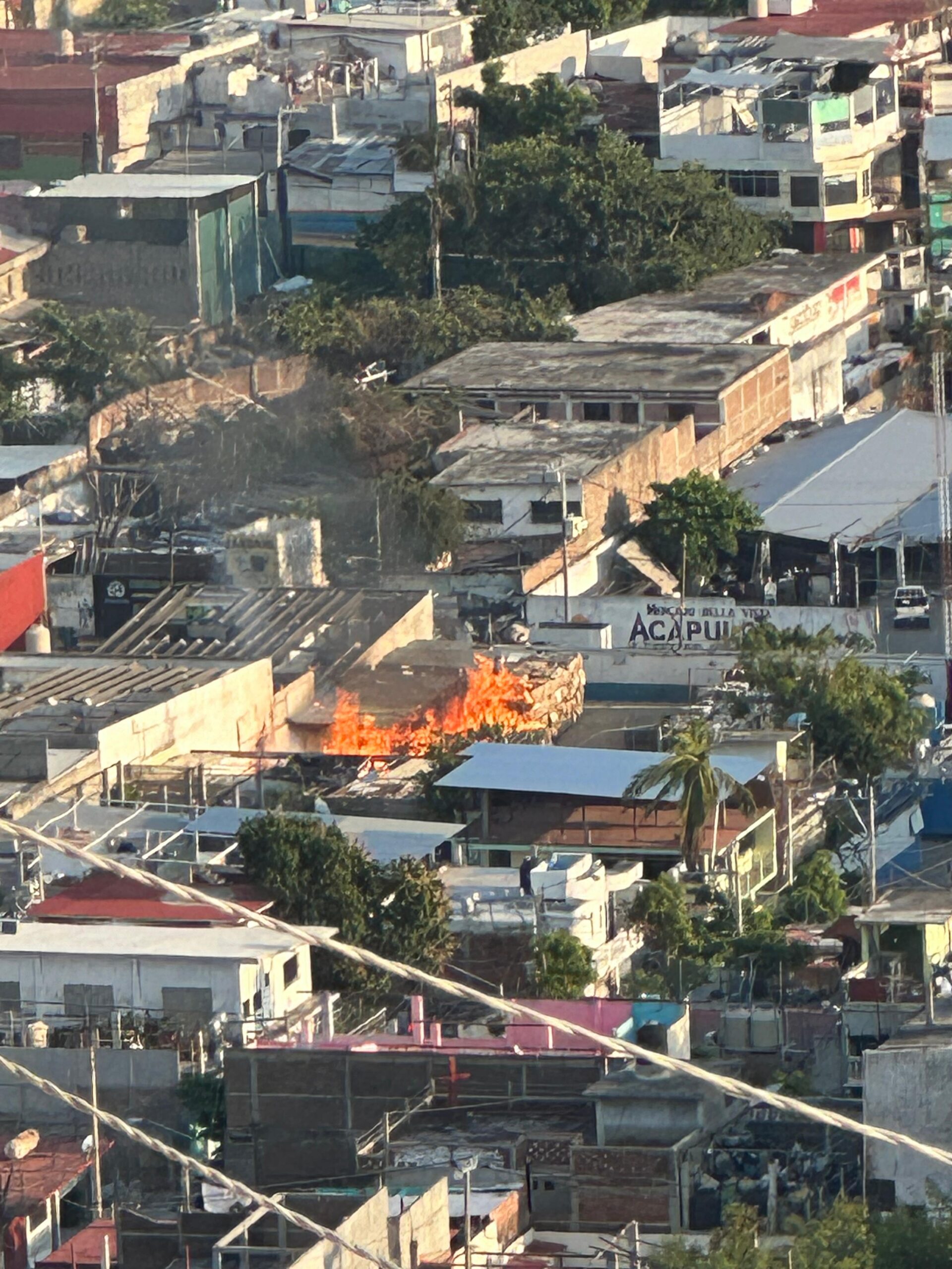 Marina en coadyuvancia con Protección Civil y Bomberos sofocan incendio en Acapulco, Guerrero