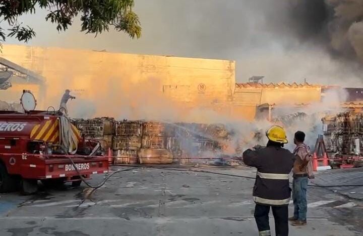Atiende Gobierno Municipal el incendio de una bodega de material de cartón