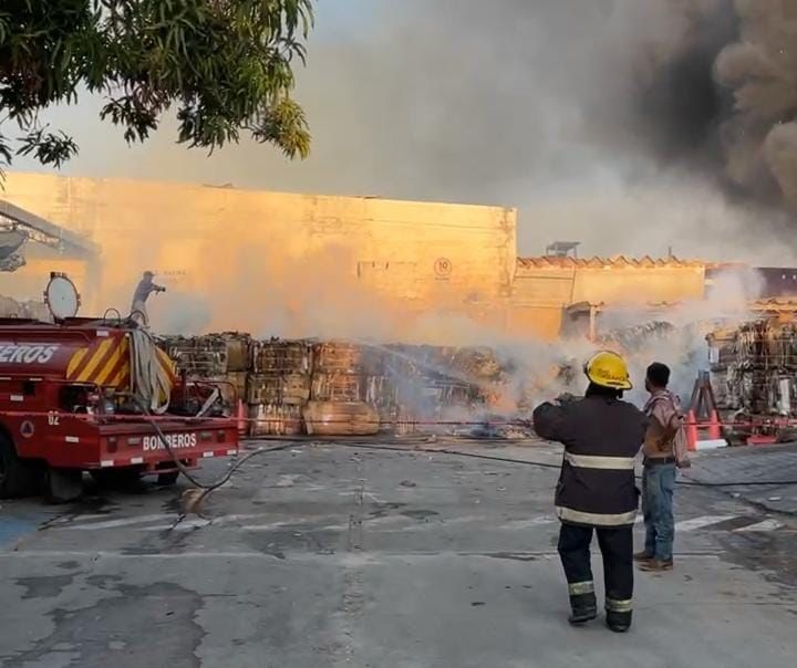 Atiende Gobierno Municipal el incendio de una bodega de material de cartón