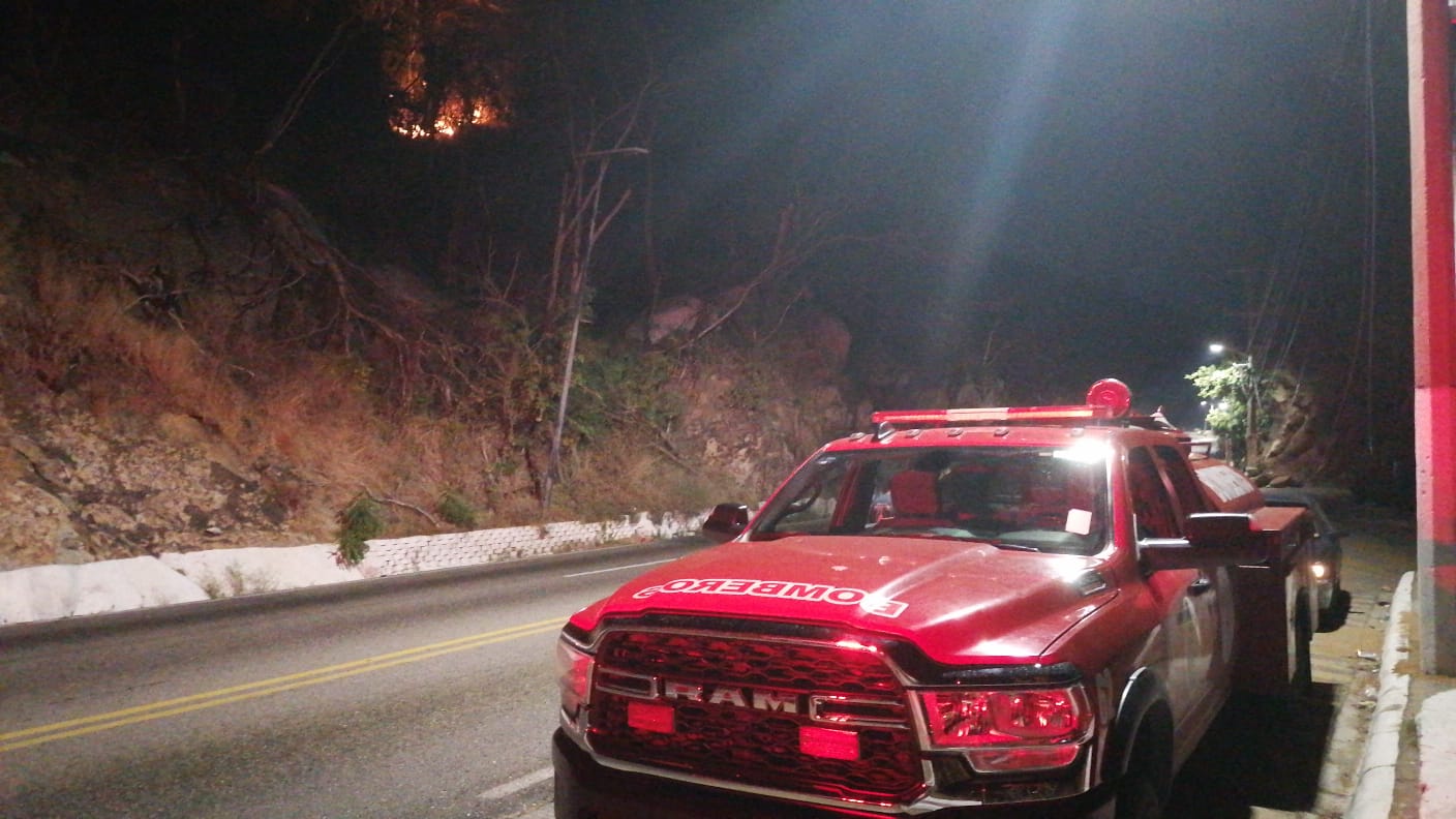 Bomberos de Acapulco atiende incendio forestal cerca de la Escénica