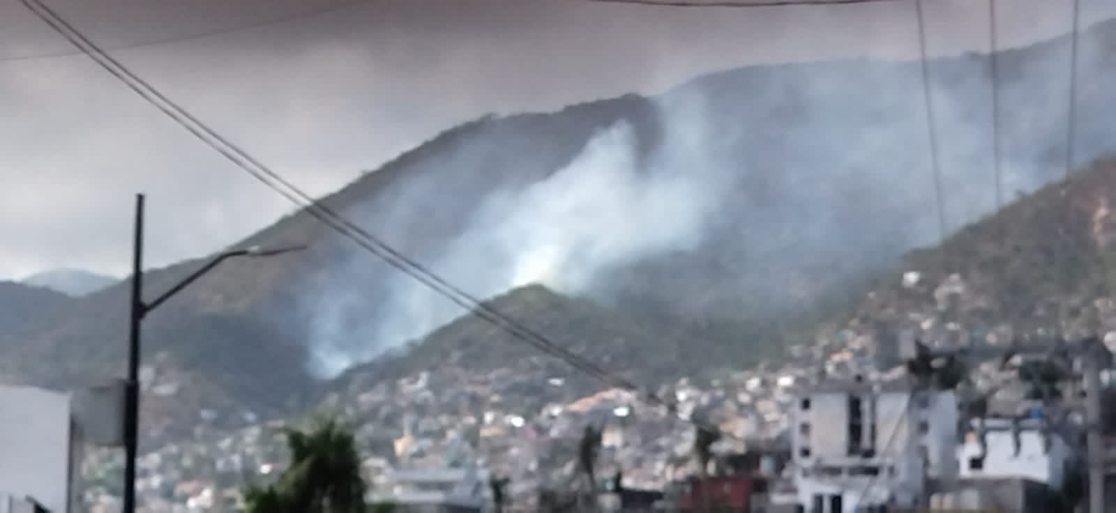 Combate Gobierno de Acapulco incendio en parte alta de la colonia Burócratas