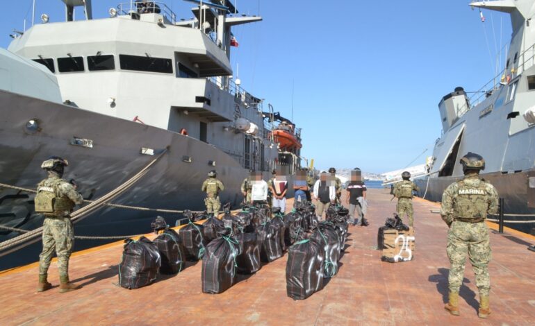 Con algunos logotipos de Batman, Marina decomisa tres toneladas de clorhidrato de presunta cocaína frente a las costas de Acapulco