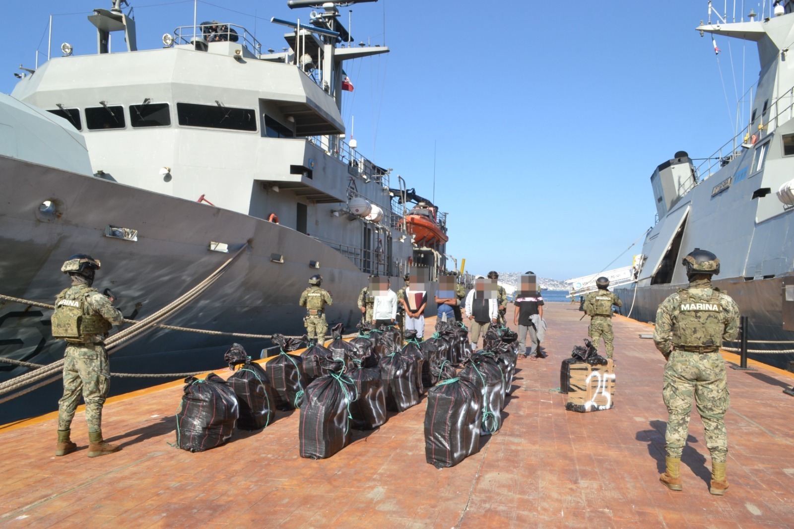 Con algunos logotipos de Batman, Marina decomisa tres toneladas de clorhidrato de presunta cocaína frente a las costas de Acapulco
