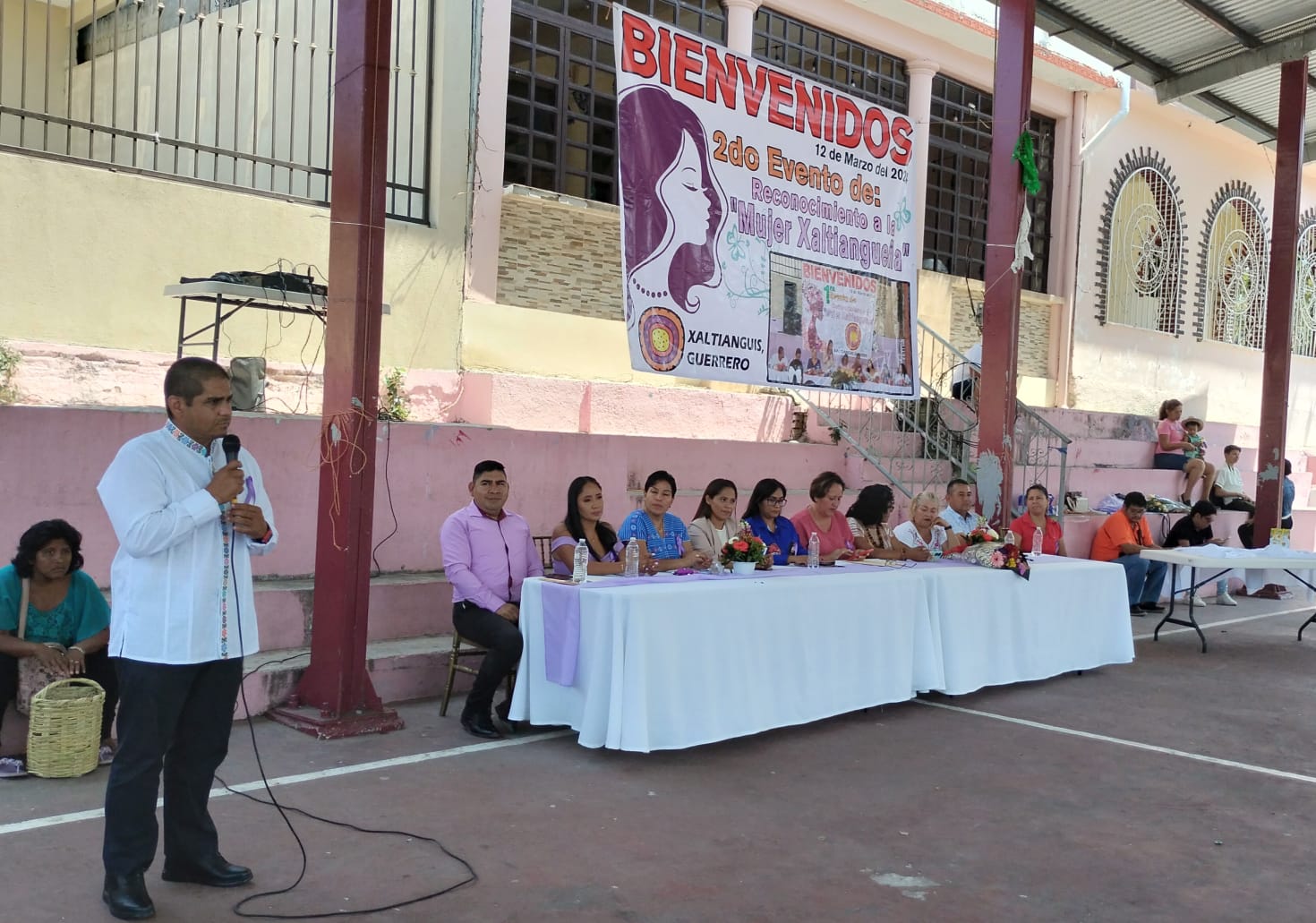 Amplio reconocimiento al sector femenil concede el diputado Jacko Badillo