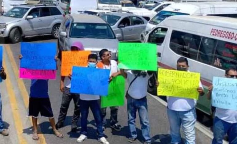 Protestan operadores del transporte público de la zona Poniente de Acapulco por la inseguridad