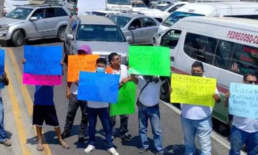 Protestan operadores del transporte público de la zona Poniente de Acapulco por la inseguridad