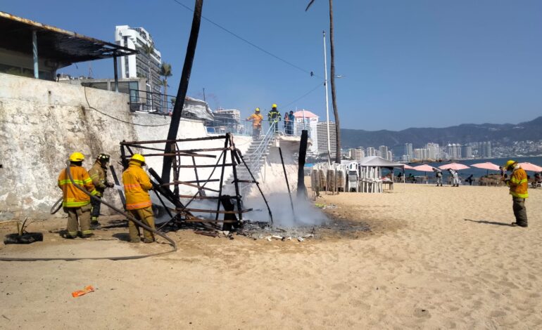 Sofocan Bomberos de Acapulco incendio en bodega de mobiliario de playa