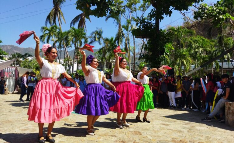 Apoyan estudiantes a Abelina López Rodríguez por la reelección en Acapulco