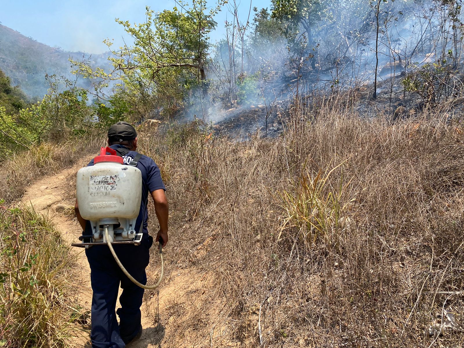 Combaten Bomberos Municipales incendios en distintos puntos de Acapulco