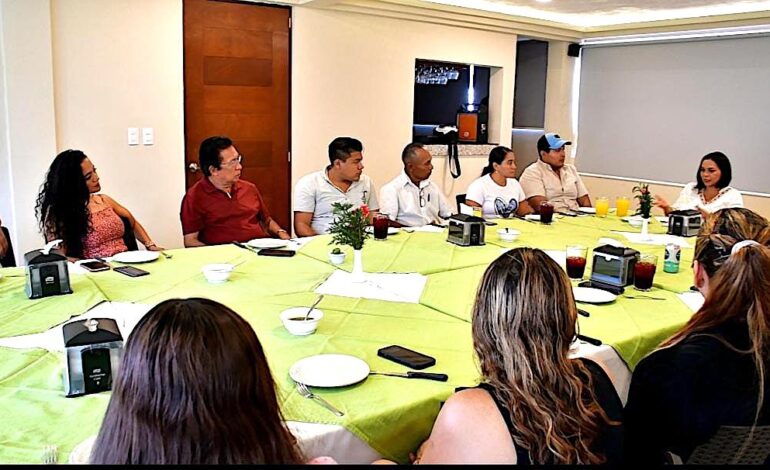 Beatriz Mojica explica ante turisteros sus propuestas para que Acapulco mejore