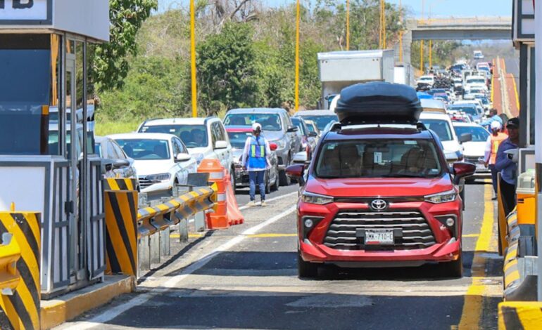 Miles de turistas llegan a Acapulco en los días santos